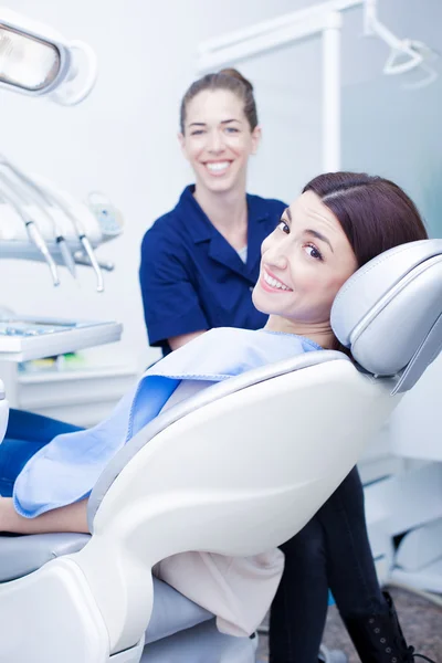 Femme rendant visite à son dentiste — Photo