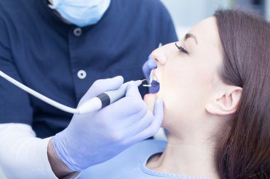 kadın onun diş hekimi ziyaret