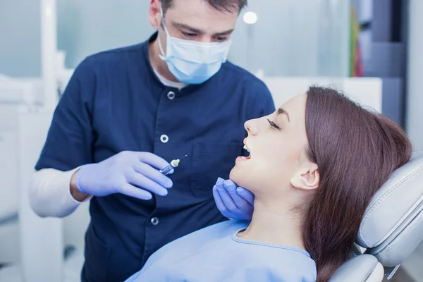 Male dentist in action — Stock Photo, Image