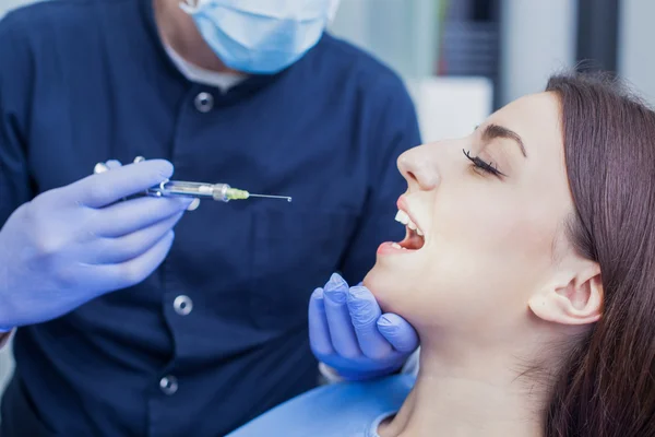 Dentista masculino em ação — Fotografia de Stock