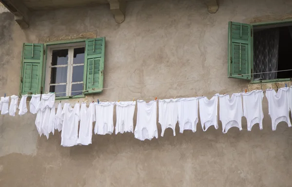 Janelas com secagem de roupa no arame — Fotografia de Stock
