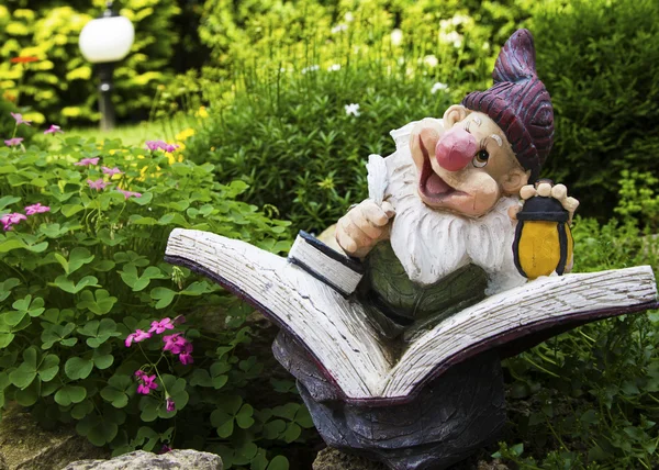 Gnome in the green garden — Stock Photo, Image
