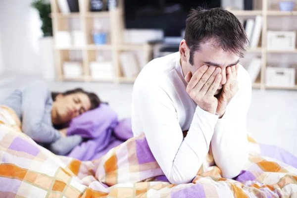 Hombre despierto sufriendo de insomnio —  Fotos de Stock