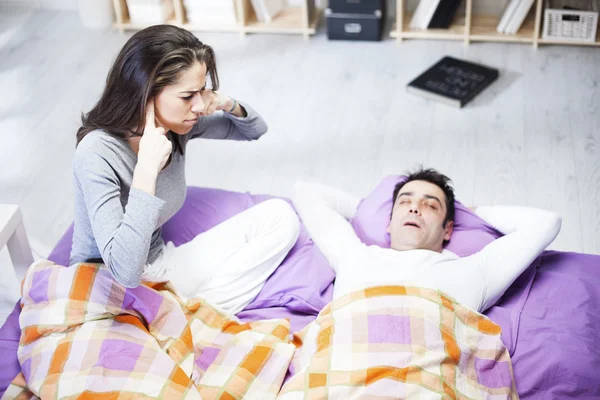 Horkolás férfi és a nő nem tud aludni — Stock Fotó