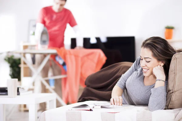 Vrouw op de Bank lezen boek — Stockfoto