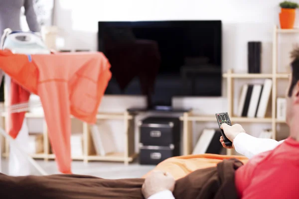 Homem no sofá assistindo TV — Fotografia de Stock