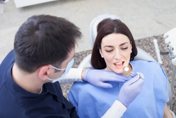 Bij de tandarts. Mannelijke tandarts in actie — Stockfoto