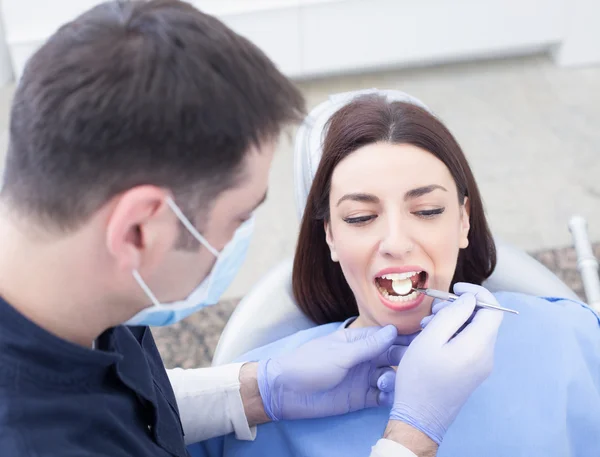 Kadın onun diş hekimi ziyaret — Stok fotoğraf