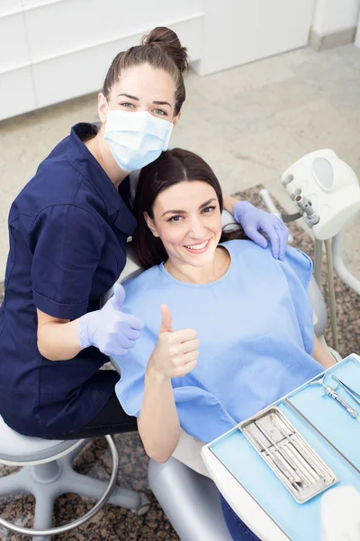 Di dokter gigi. Dokter gigi wanita beraksi. — Stok Foto