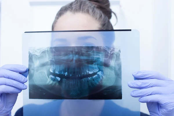 Doctor mirando rayos X dentales — Foto de Stock