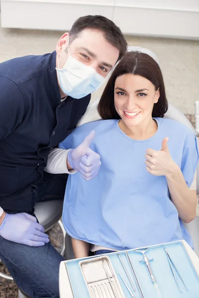 Kvinnan besöker sin tandläkare — Stockfoto