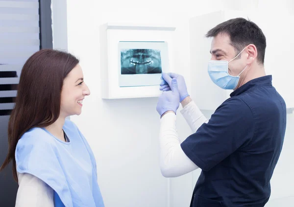 Dentista mostrando raio-X para o paciente — Fotografia de Stock