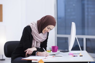 Bilgisayarda çalışan güzel Arapça iş kadın. Kadın ofisinde