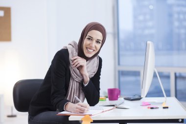 Bilgisayarda çalışan güzel Arapça iş kadın. Kadın ofisinde