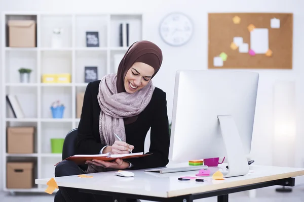 컴퓨터에서 작업 하는 아름 다운 아랍 비즈니스 여자. 그녀의 사무실에 있는 여자 — 스톡 사진