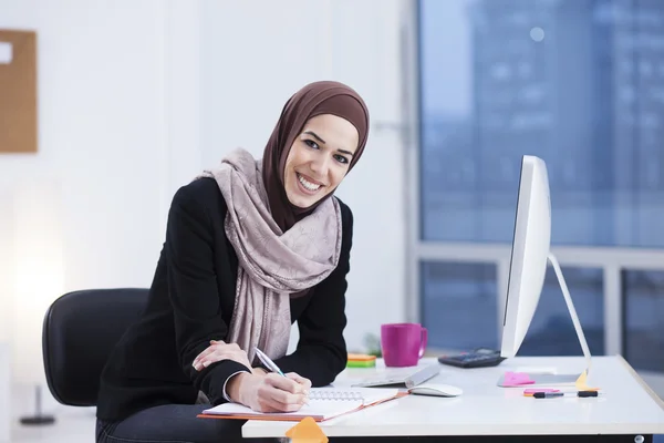 Αραβικό εμπορικό γυναίκα στο γραφείο — Φωτογραφία Αρχείου