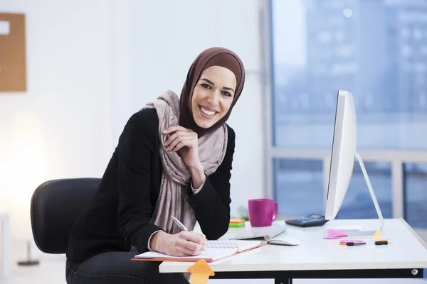 Bella donna d'affari araba che lavora al computer. Donna nel suo ufficio — Foto Stock