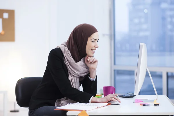 Hermosa mujer árabe de negocios que trabaja en la computadora. Mujer en su oficina — Foto de Stock