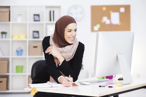 Belle femme d'affaires arabe travaillant sur ordinateur. Femme dans son bureau — Photo