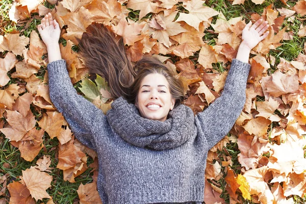 Mulher no parque sendo feliz — Fotografia de Stock