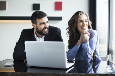 İş adamları birlikte çalışıyor.