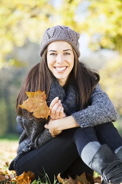 Portrait of a gorgeous brunette woman in the autumn park — Stock Photo, Image