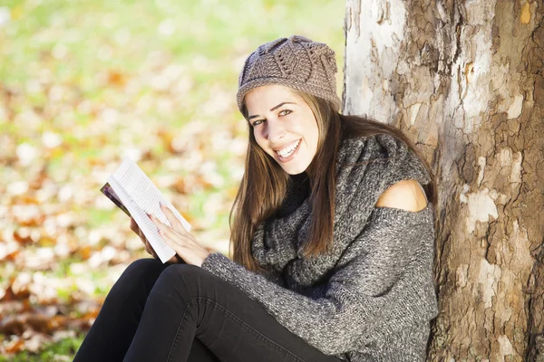 Woman on ground reading book — Stock Photo, Image
