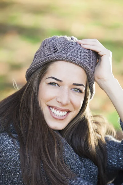 Retrato de una hermosa morena en el parque de otoño — Foto de Stock