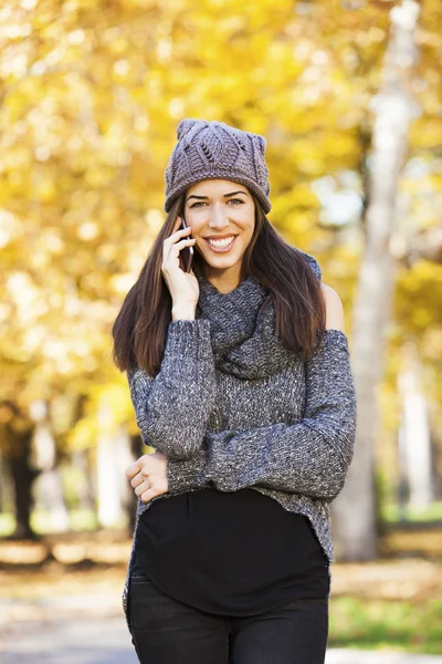 Mulher com telefone celular andando — Fotografia de Stock