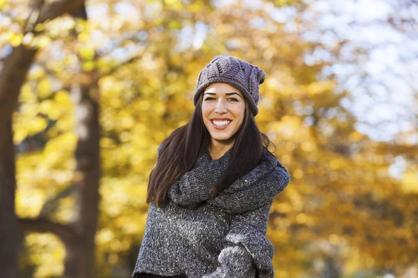 Красивая счастливая женщина, гуляющая в осеннем парке. Осенний сезон — стоковое фото
