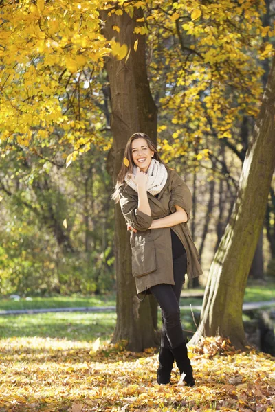 Femme marchant dans le parc — Photo