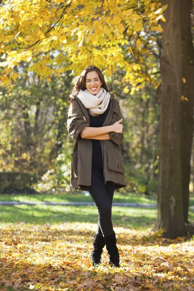 Hermosa mujer feliz caminando en el parque de otoño. Temporada de otoño —  Fotos de Stock