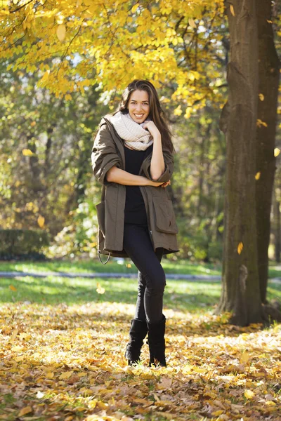 Belle femme heureuse marchant dans le parc d'automne. Saison d'automne — Photo