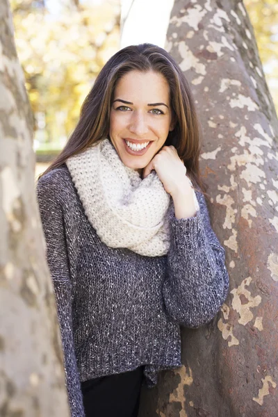 Portrait of a gorgeous brunette woman in the autumn park — Stock Photo, Image