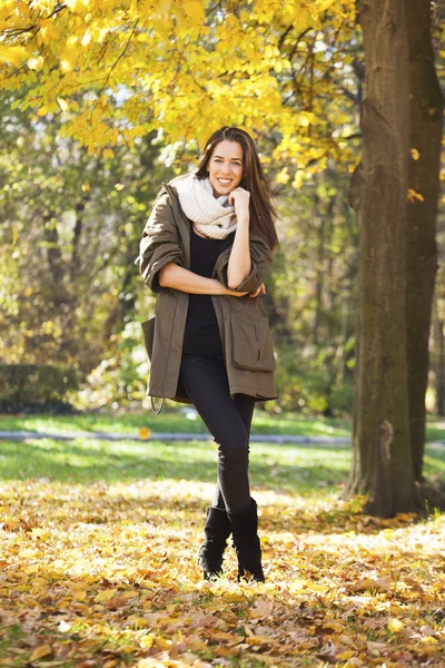 Belle femme heureuse marchant dans le parc d'automne. Saison d'automne — Photo