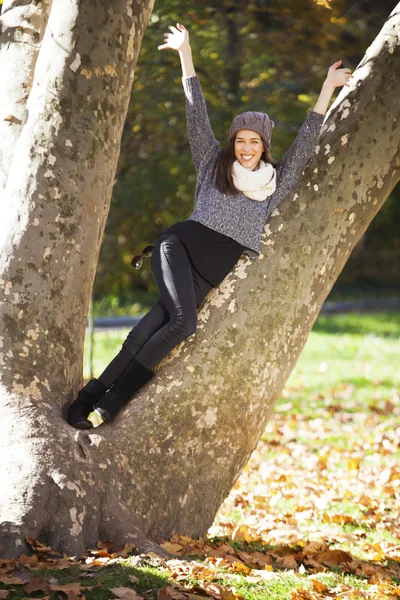 Donna nel parco d'autunno — Foto Stock