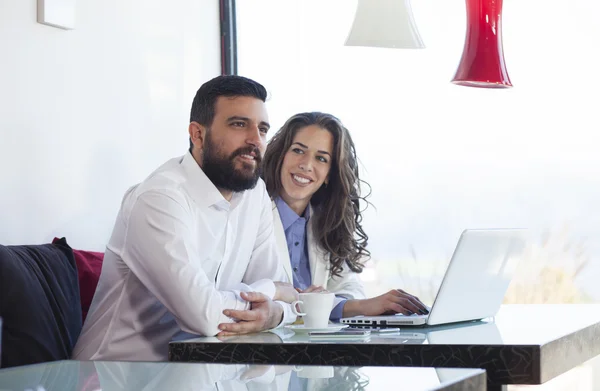 Lächelnde attraktive Geschäftsfrau und Geschäftsmann im Gespräch — Stockfoto