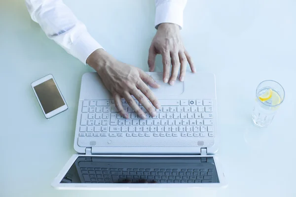 Homem trabalhando no computador vista superior — Fotografia de Stock