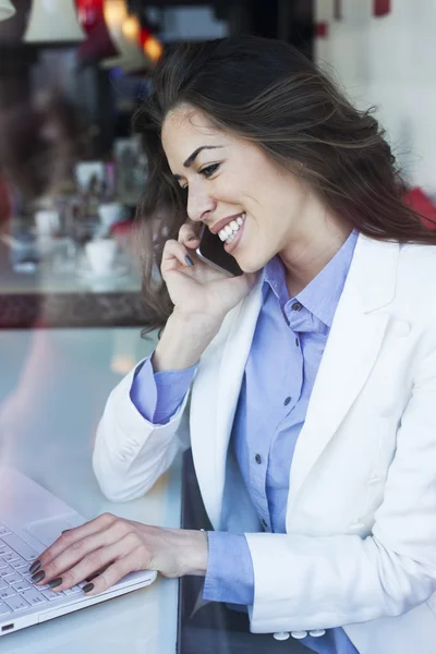 Empresaria en cafetería trabajando — Foto de Stock