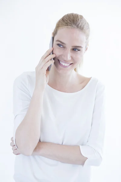 Mulher Loira Bonita Com Seu Telefone Celular — Fotografia de Stock