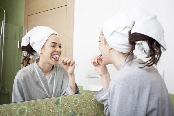 Γυναίκα βουρτσίζει τα δόντια — Φωτογραφία Αρχείου