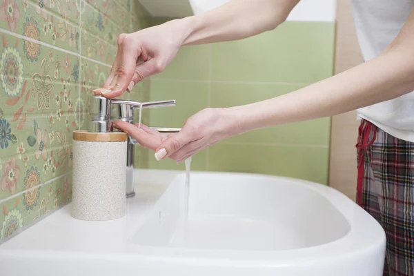Händewaschen. Hände putzen. Hygiene — Stockfoto