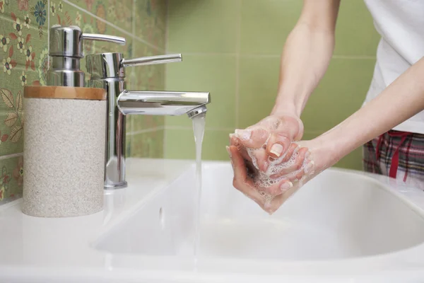 Handen wassen. reinigen van de handen. hygiëne — Stockfoto