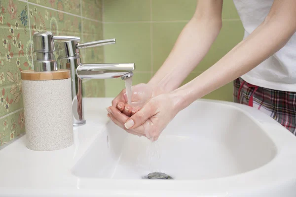 Frau im Badezimmer wäscht sich die Hände — Stockfoto