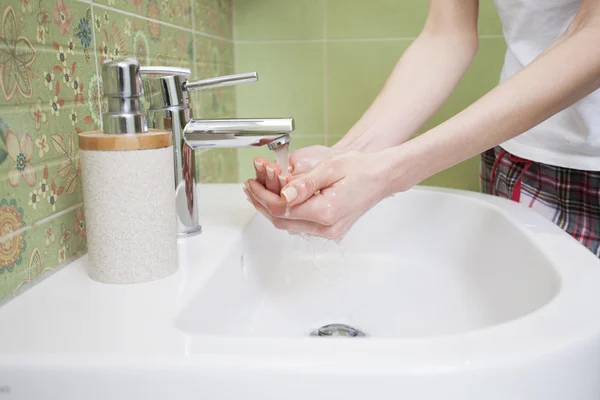 Frau Badezimmer Wäscht Sich Die Hände — Stockfoto