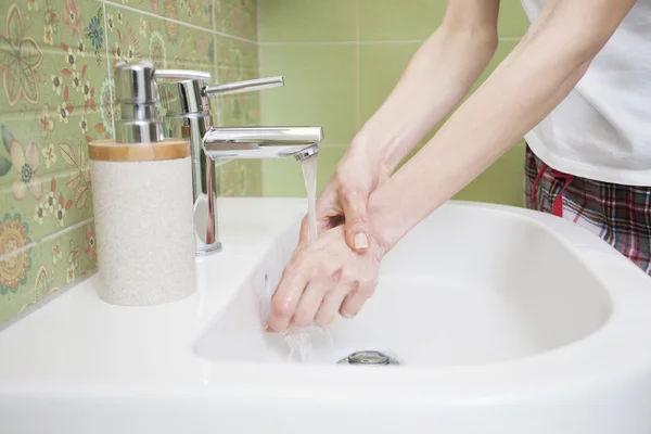 Женщина в ванной, мыть руки — стоковое фото