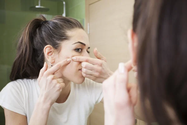 Woman squeeze acne — Stock Photo, Image