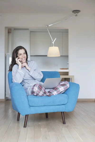 Mujer con su teléfono celular — Foto de Stock