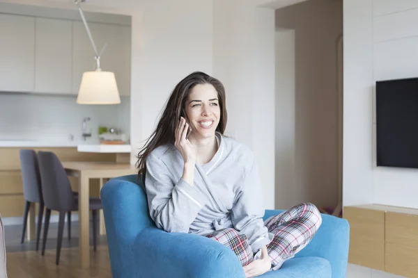 Mulher na sala com telefone celular — Fotografia de Stock