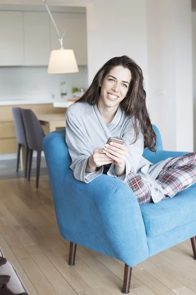 Vrouw met haar mobiele telefoon — Stockfoto